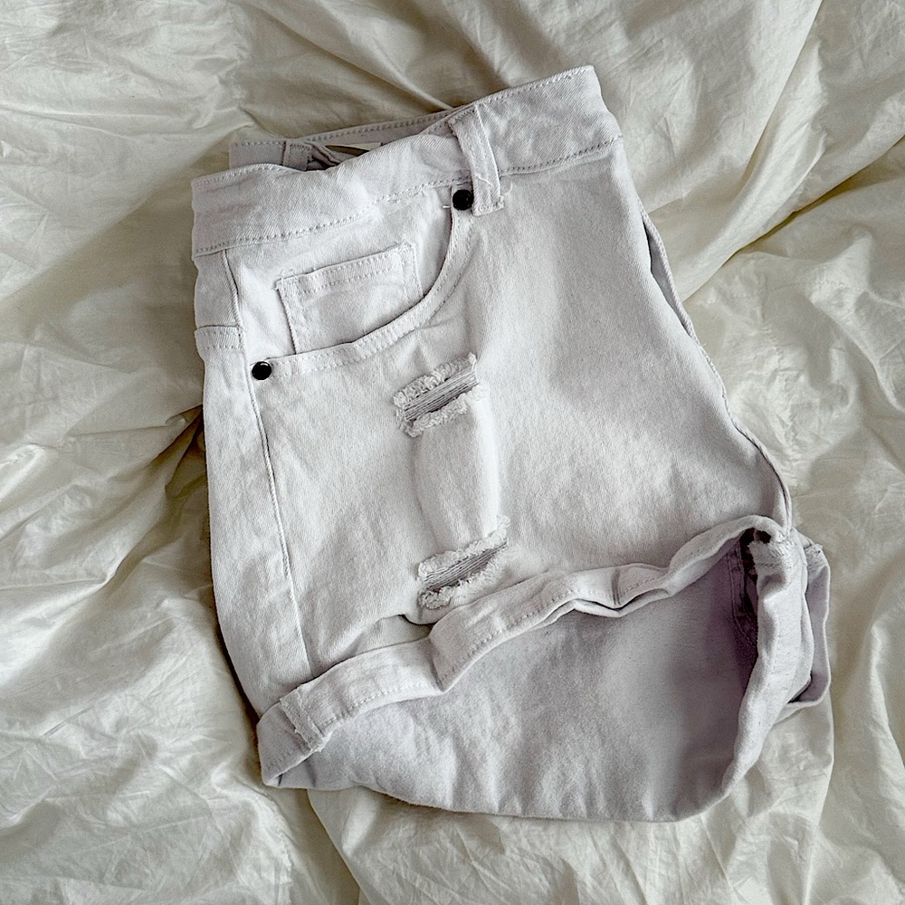 ˚₊· ͟͟͞͞➳❥ White Logoless Jean Shorts (L)